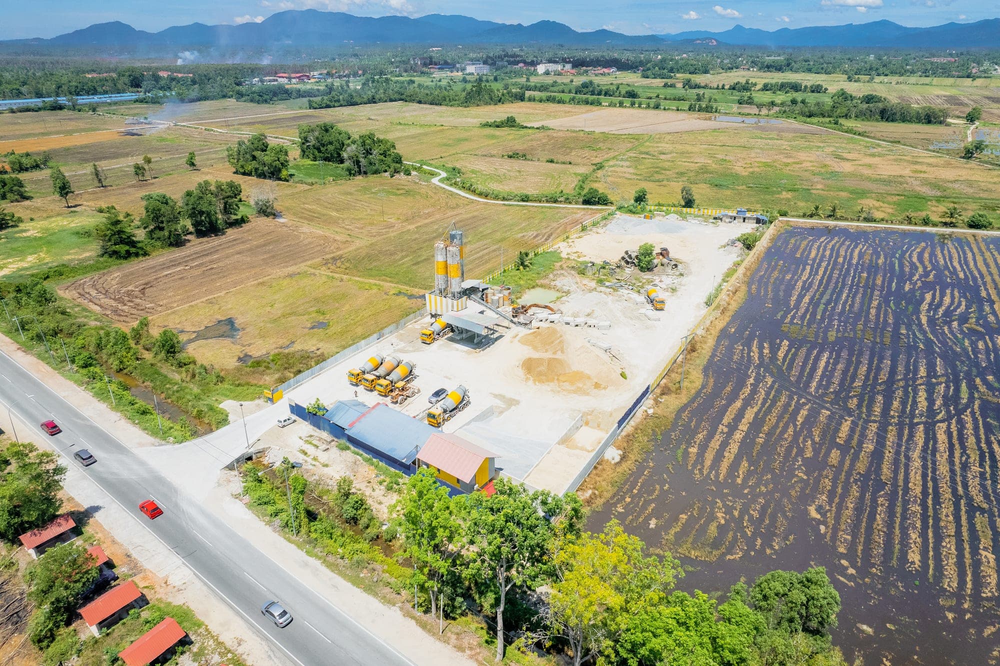 MENUANG KONKRIT DALAM CUACA PANAS